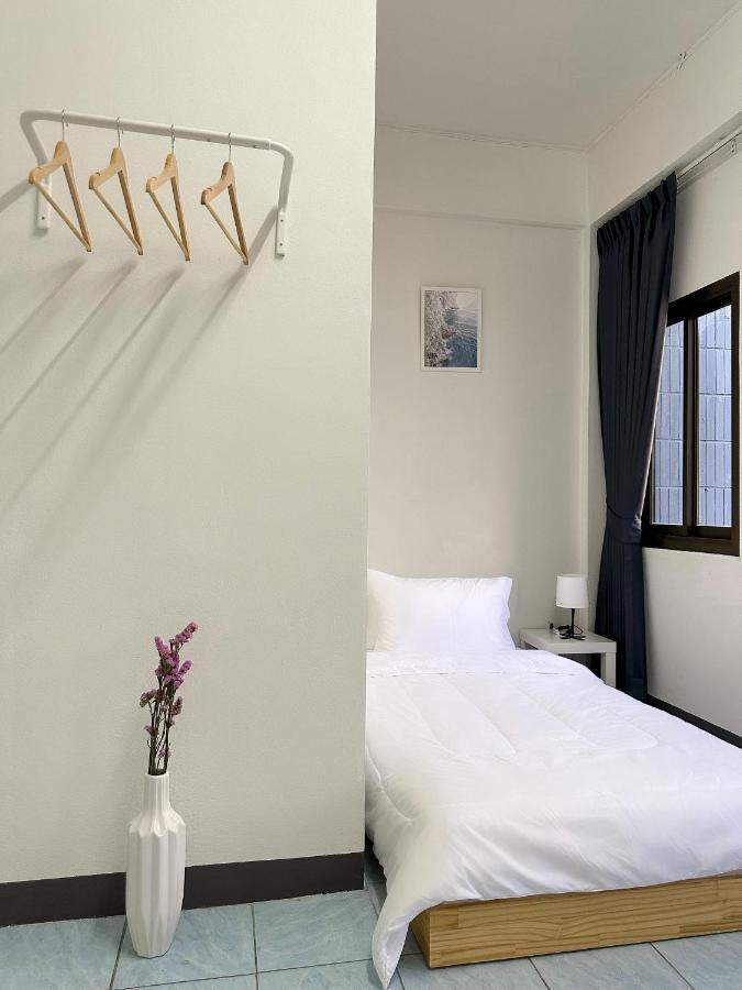 Montana Hotel & Hostel Phuket Karon Eksteriør billede