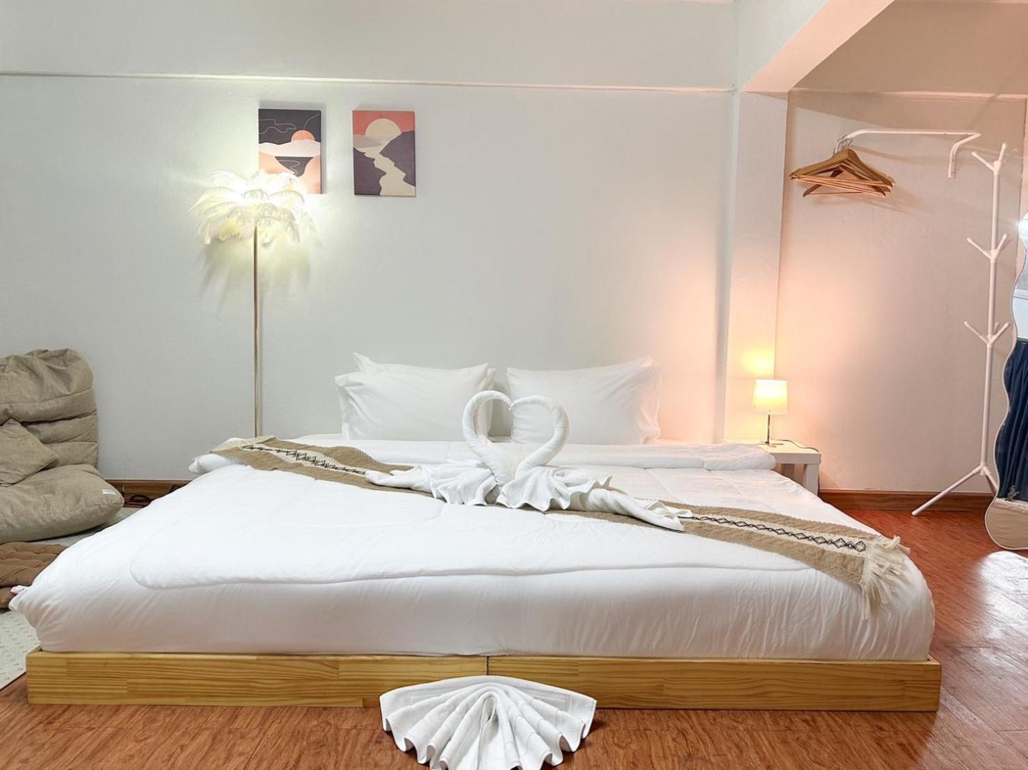 Montana Hotel & Hostel Phuket Karon Eksteriør billede