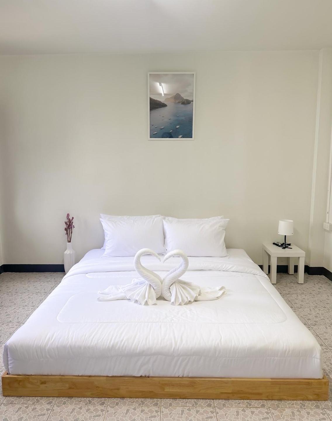 Montana Hotel & Hostel Phuket Karon Eksteriør billede